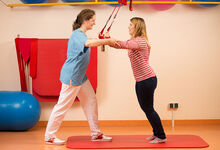 Physiotherapie Übung stehend