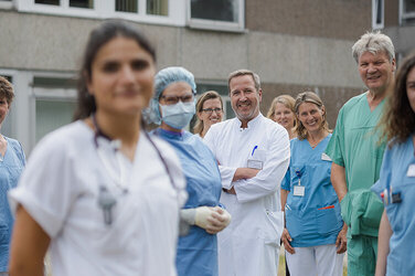 ein Teil des Teams steht vor der Klinik für Orthopädie und Unfallchirurgie am KRH Klinikum Großburgwedel