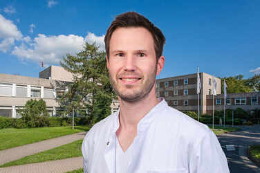 Dr. Thomas Gerding vor dem KRH Klinikum Großburgwedel