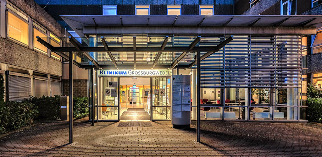 Der schön beleuchtet Eingang des Klinikums Großburgwedel